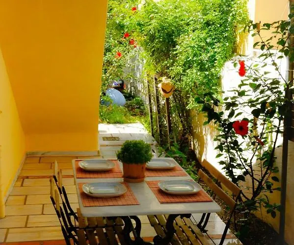 House With Garden Near The Sea *