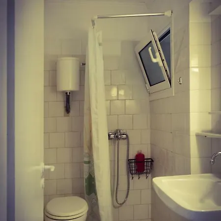 House With Garden Near The Sea 아파트